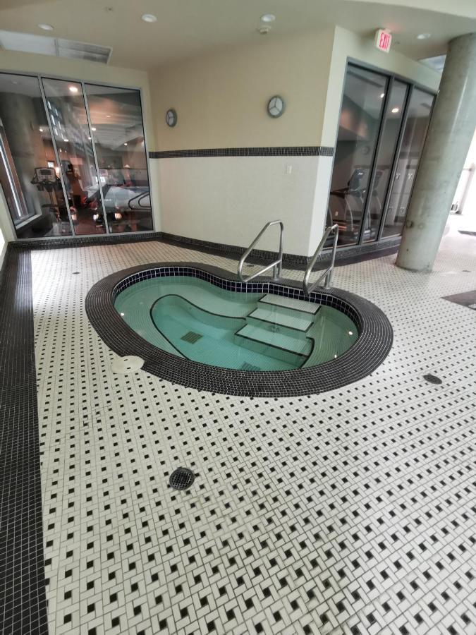 Gardenview Modern Condo With Parking, Gym, Pool, Ac Vancouver Luaran gambar