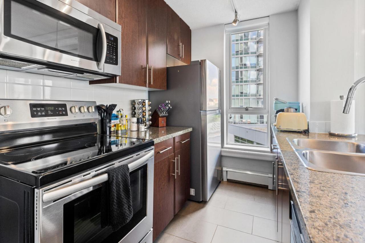 Gardenview Modern Condo With Parking, Gym, Pool, Ac Vancouver Luaran gambar