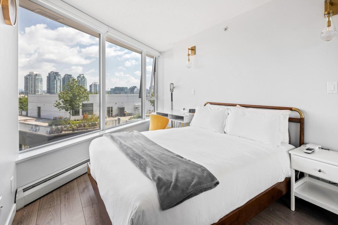 Gardenview Modern Condo With Parking, Gym, Pool, Ac Vancouver Luaran gambar