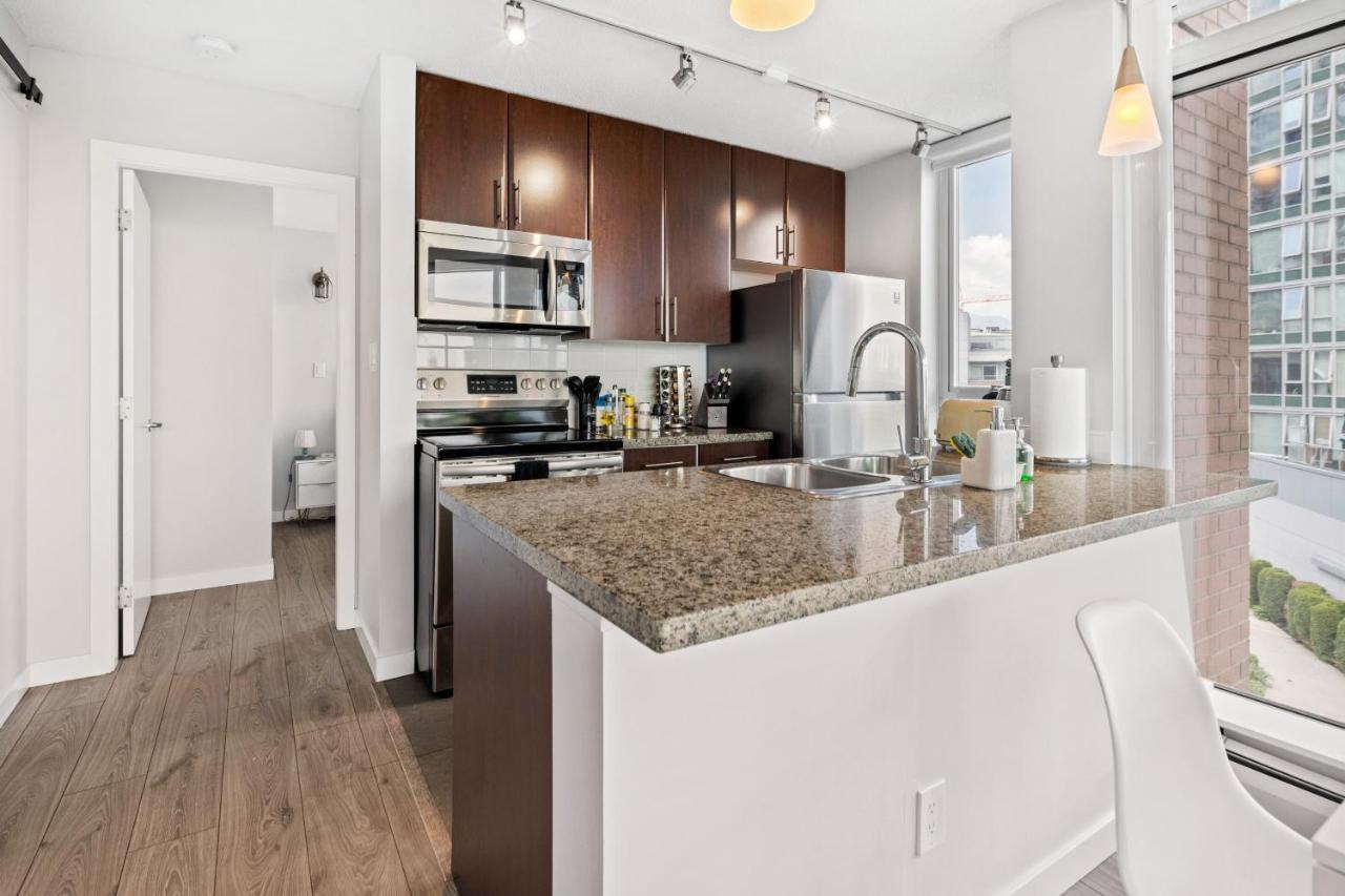 Gardenview Modern Condo With Parking, Gym, Pool, Ac Vancouver Luaran gambar