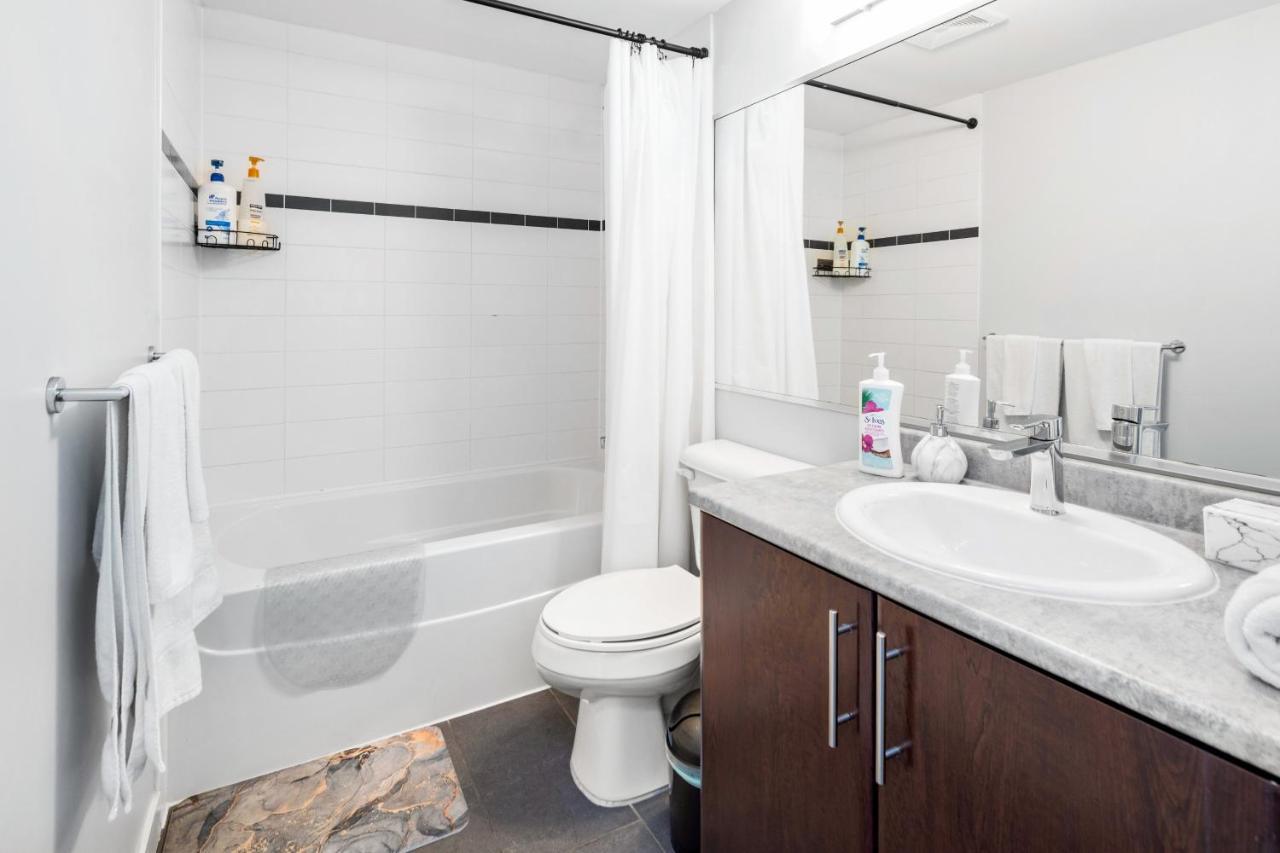 Gardenview Modern Condo With Parking, Gym, Pool, Ac Vancouver Luaran gambar